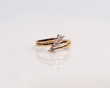 Elmaslı mücevher yüzüğü. Derin bir anlamı ve anlamı olan alyanslar. Mücevher taşlı nişan yüzüğü. Evlilik yüzüğü beyaz arka planda izole edilmiş, bulanık odaklı. Bir çift altın, gümüş, siyah.