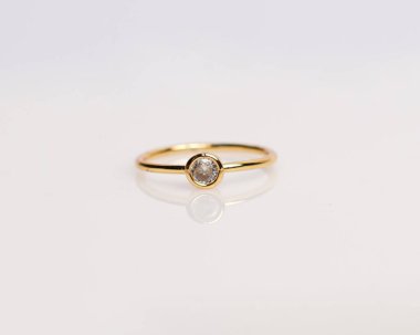 Elmaslı mücevher yüzüğü. Derin bir anlamı ve anlamı olan alyanslar. Mücevher taşlı nişan yüzüğü. Evlilik yüzüğü beyaz arka planda izole edilmiş, bulanık odaklı. Bir çift altın, gümüş, siyah.