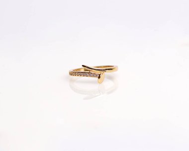 Elmaslı mücevher yüzüğü. Derin bir anlamı ve anlamı olan alyanslar. Mücevher taşlı nişan yüzüğü. Evlilik yüzüğü beyaz arka planda izole edilmiş, bulanık odaklı. Bir çift altın, gümüş, siyah.