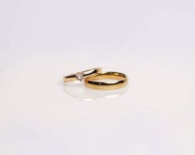 Elmaslı mücevher yüzüğü. Derin bir anlamı ve anlamı olan alyanslar. Mücevher taşlı nişan yüzüğü. Evlilik yüzüğü beyaz arka planda izole edilmiş, bulanık odaklı. Bir çift altın, gümüş, siyah.