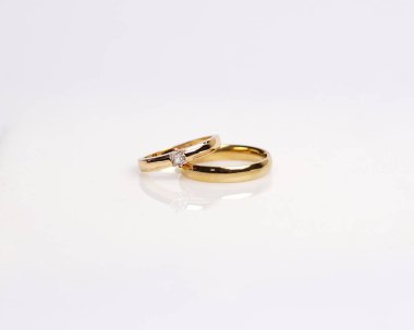 Elmaslı mücevher yüzüğü. Derin bir anlamı ve anlamı olan alyanslar. Mücevher taşlı nişan yüzüğü. Evlilik yüzüğü beyaz arka planda izole edilmiş, bulanık odaklı. Bir çift altın, gümüş, siyah.