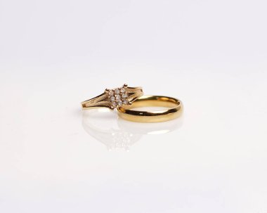 Elmaslı mücevher yüzüğü. Derin bir anlamı ve anlamı olan alyanslar. Mücevher taşlı nişan yüzüğü. Evlilik yüzüğü beyaz arka planda izole edilmiş, bulanık odaklı. Bir çift altın, gümüş, siyah.