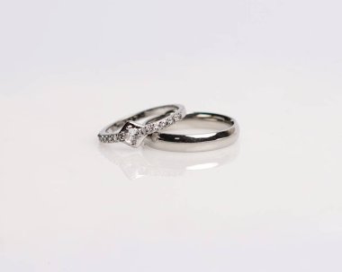 Elmaslı mücevher yüzüğü. Derin bir anlamı ve anlamı olan alyanslar. Mücevher taşlı nişan yüzüğü. Evlilik yüzüğü beyaz arka planda izole edilmiş, bulanık odaklı. Bir çift altın, gümüş, siyah.