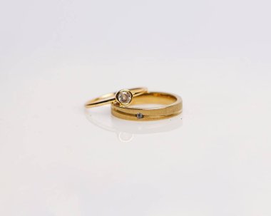 Elmaslı mücevher yüzüğü. Derin bir anlamı ve anlamı olan alyanslar. Mücevher taşlı nişan yüzüğü. Evlilik yüzüğü beyaz arka planda izole edilmiş, bulanık odaklı. Bir çift altın, gümüş, siyah.