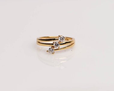 Elmaslı mücevher yüzüğü. Derin bir anlamı ve anlamı olan alyanslar. Mücevher taşlı nişan yüzüğü. Evlilik yüzüğü beyaz arka planda izole edilmiş, bulanık odaklı. Bir çift altın, gümüş, siyah.