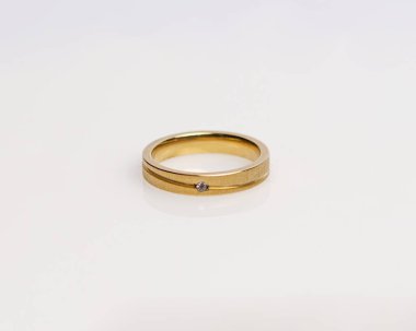 Elmaslı mücevher yüzüğü. Derin bir anlamı ve anlamı olan alyanslar. Mücevher taşlı nişan yüzüğü. Evlilik yüzüğü beyaz arka planda izole edilmiş, bulanık odaklı. Bir çift altın, gümüş, siyah.