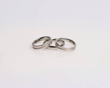 Elmaslı mücevher yüzüğü. Derin bir anlamı ve anlamı olan alyanslar. Mücevher taşlı nişan yüzüğü. Evlilik yüzüğü beyaz arka planda izole edilmiş, bulanık odaklı. Bir çift altın, gümüş, siyah.