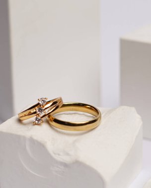 Alyans beyaz taşa takılmış. Mücevher yüzüğü sergilenip satılmaya hazır. Alyans, bu çiftin aşkının bir işareti. İnciler ve elmaslar yüzüğün güzelliğini tamamlıyor. odak bulanıklığı.