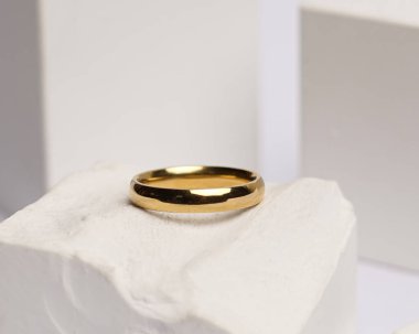 Alyans beyaz taşa takılmış. Mücevher yüzüğü sergilenip satılmaya hazır. Alyans, bu çiftin aşkının bir işareti. İnciler ve elmaslar yüzüğün güzelliğini tamamlıyor. odak bulanıklığı.