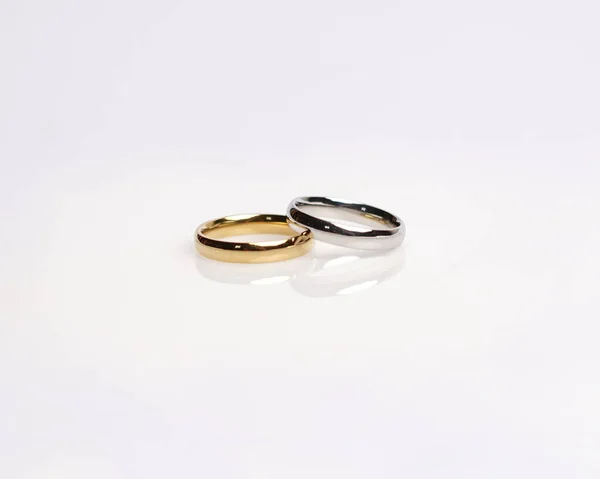 镶有钻石的珠宝戒指 婚戒具有深远的意义和意义 订婚戒指上有宝石 婚戒在白色背景上孤立 焦点模糊 金银黑色相间 — 图库照片