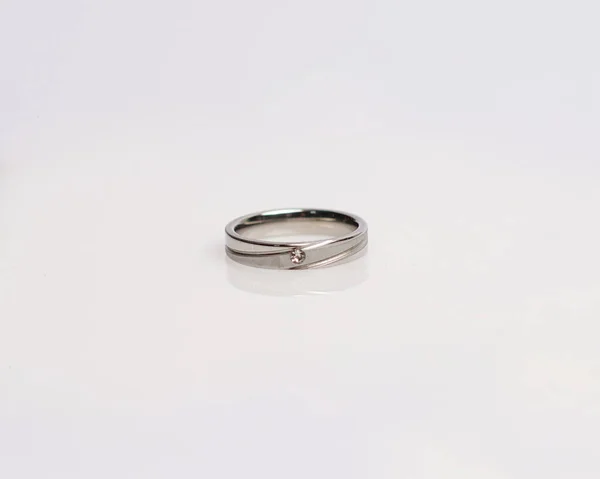 Ékszergyűrű Gyémántokkal Jegygyűrűk Amelyeknek Mély Jelentésük Jelentőségük Van Eljegyzési Gyűrű — Stock Fotó