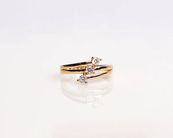 반지에 다이아몬드까지 의미와 보석들 과어울리는 배경에 결혼반지에 흐릿하게 흑색으로 — 스톡 사진