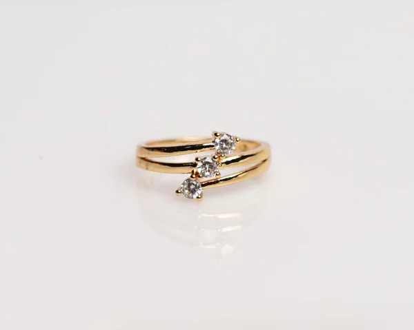 镶有钻石的珠宝戒指 婚戒具有深远的意义和意义 订婚戒指上有宝石 婚戒在白色背景上孤立 焦点模糊 金银黑色相间 — 图库照片