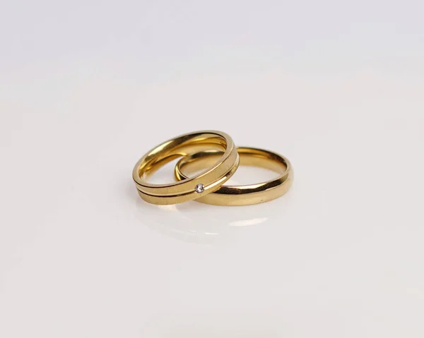 반지에 다이아몬드까지 의미와 보석들 과어울리는 배경에 결혼반지에 흐릿하게 흑색으로 — 스톡 사진