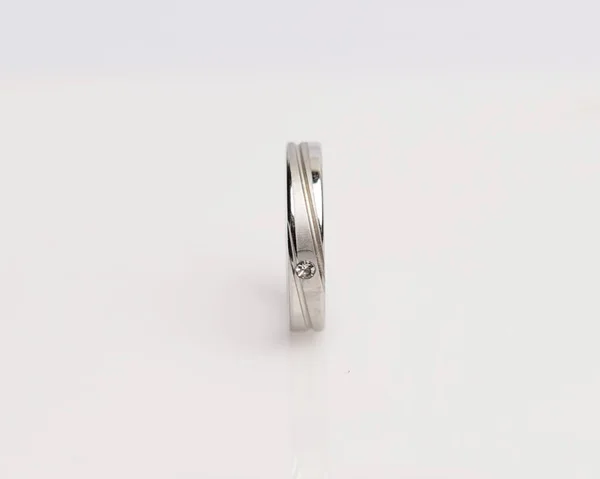 ダイヤモンド付きジュエリーリング 深い意味と重要性を持つ結婚指輪 宝石との婚約指輪 結婚指輪は白い背景に隔離され 焦点をぼかす 黒のペア — ストック写真