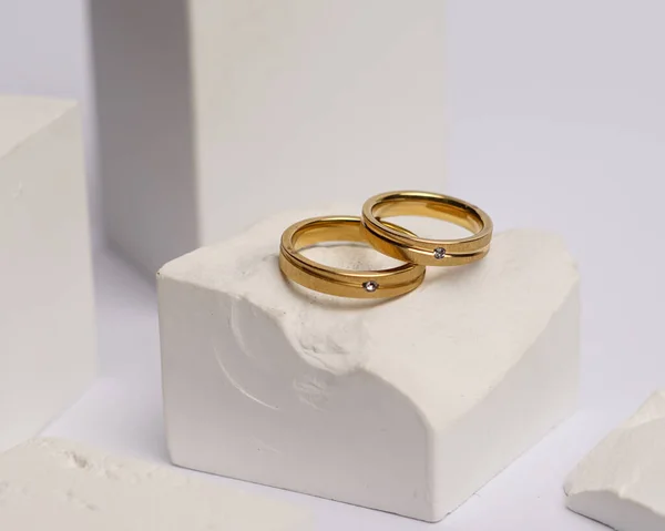 结婚戒指镶嵌在白石上 这只珠宝戒指准备好要展示和出售了 结婚戒指是这对夫妻爱情的象征 珍珠和钻石完美地展现了戒指的美丽 焦距模糊 — 图库照片