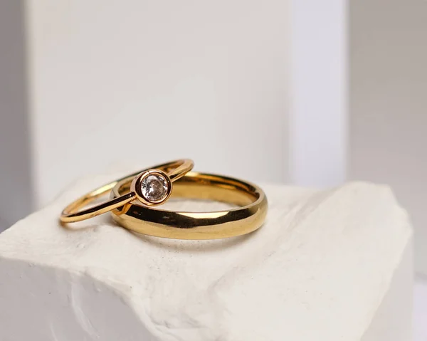 반지는 전시하여 준비가 것이다 결혼반지는 표시이다 진주와 다이아몬드는 반지의 아름다움을 — 스톡 사진