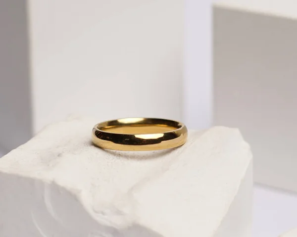 结婚戒指镶嵌在白石上 这只珠宝戒指准备好要展示和出售了 结婚戒指是这对夫妻爱情的象征 珍珠和钻石完美地展现了戒指的美丽 焦距模糊 — 图库照片