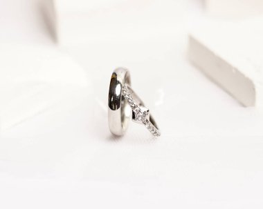 Sosyal medya gösterisi için elmas mücevher yüzüğü. Alyans beyaz taşın üzerinde fotoğraflandı. Mücevher taşlı nişan yüzüğü. Alyanslar parlak beyaz bir arkaplanda izole edilmiş, bulanık odaklı. Altın yüzük..