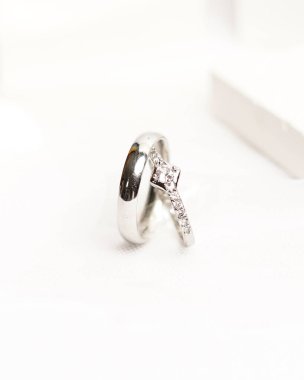 Sosyal medya gösterisi için elmas mücevher yüzüğü. Alyans beyaz taşın üzerinde fotoğraflandı. Mücevher taşlı nişan yüzüğü. Alyanslar parlak beyaz bir arkaplanda izole edilmiş, bulanık odaklı. Altın yüzük..