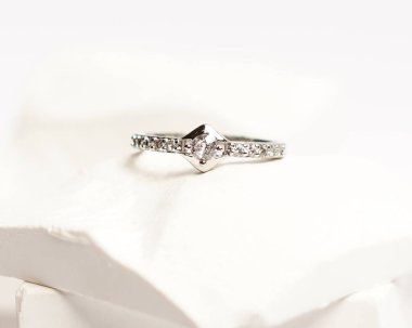 Sosyal medya gösterisi için elmas mücevher yüzüğü. Alyans beyaz taşın üzerinde fotoğraflandı. Mücevher taşlı nişan yüzüğü. Alyanslar parlak beyaz bir arkaplanda izole edilmiş, bulanık odaklı. Altın yüzük..