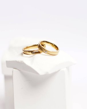 Sosyal medya gösterisi için elmas mücevher yüzüğü. Alyans beyaz taşın üzerinde fotoğraflandı. Mücevher taşlı nişan yüzüğü. Alyanslar parlak beyaz bir arkaplanda izole edilmiş, bulanık odaklı. Altın yüzük..