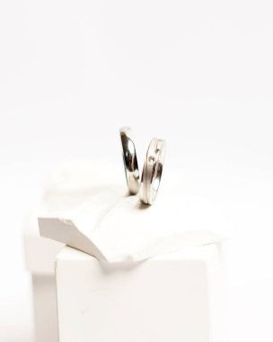 Sosyal medya gösterisi için elmas mücevher yüzüğü. Alyans beyaz taşın üzerinde fotoğraflandı. Mücevher taşlı nişan yüzüğü. Alyanslar parlak beyaz bir arkaplanda izole edilmiş, bulanık odaklı. Altın yüzük..