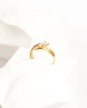 Sosyal medya gösterisi için elmas mücevher yüzüğü. Alyans beyaz taşın üzerinde fotoğraflandı. Mücevher taşlı nişan yüzüğü. Alyanslar parlak beyaz bir arkaplanda izole edilmiş, bulanık odaklı. Altın yüzük..