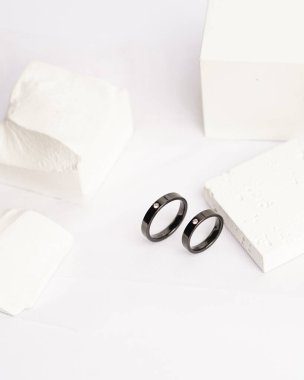 Sosyal medya gösterisi için elmas mücevher yüzüğü. Alyans beyaz taşın üzerinde fotoğraflandı. Mücevher taşlı nişan yüzüğü. Alyanslar parlak beyaz bir arkaplanda izole edilmiş, bulanık odaklı. Altın yüzük..