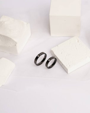 Sosyal medya gösterisi için elmas mücevher yüzüğü. Alyans beyaz taşın üzerinde fotoğraflandı. Mücevher taşlı nişan yüzüğü. Alyanslar parlak beyaz bir arkaplanda izole edilmiş, bulanık odaklı. Altın yüzük..