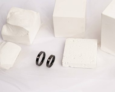 Sosyal medya gösterisi için elmas mücevher yüzüğü. Alyans beyaz taşın üzerinde fotoğraflandı. Mücevher taşlı nişan yüzüğü. Alyanslar parlak beyaz bir arkaplanda izole edilmiş, bulanık odaklı. Altın yüzük..