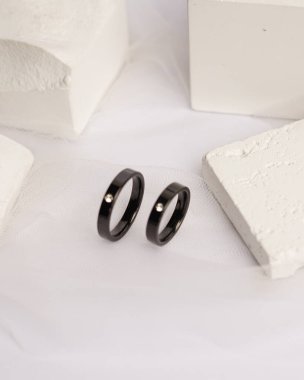 Sosyal medya gösterisi için elmas mücevher yüzüğü. Alyans beyaz taşın üzerinde fotoğraflandı. Mücevher taşlı nişan yüzüğü. Alyanslar parlak beyaz bir arkaplanda izole edilmiş, bulanık odaklı. Altın yüzük..