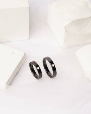 Sosyal medya gösterisi için elmas mücevher yüzüğü. Alyans beyaz taşın üzerinde fotoğraflandı. Mücevher taşlı nişan yüzüğü. Alyanslar parlak beyaz bir arkaplanda izole edilmiş, bulanık odaklı. Altın yüzük..