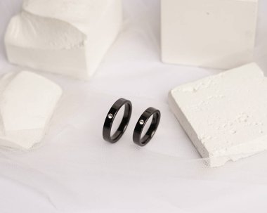 Sosyal medya gösterisi için elmas mücevher yüzüğü. Alyans beyaz taşın üzerinde fotoğraflandı. Mücevher taşlı nişan yüzüğü. Alyanslar parlak beyaz bir arkaplanda izole edilmiş, bulanık odaklı. Altın yüzük..