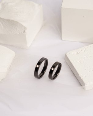 Sosyal medya gösterisi için elmas mücevher yüzüğü. Alyans beyaz taşın üzerinde fotoğraflandı. Mücevher taşlı nişan yüzüğü. Alyanslar parlak beyaz bir arkaplanda izole edilmiş, bulanık odaklı. Altın yüzük..