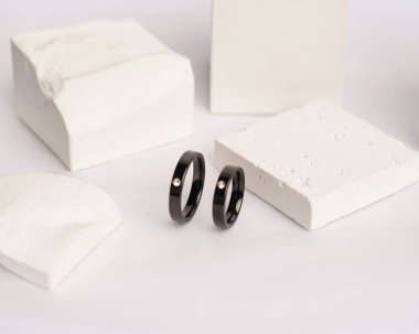 Sosyal medya gösterisi için elmas mücevher yüzüğü. Alyans beyaz taşın üzerinde fotoğraflandı. Mücevher taşlı nişan yüzüğü. Alyanslar parlak beyaz bir arkaplanda izole edilmiş, bulanık odaklı. Altın yüzük..