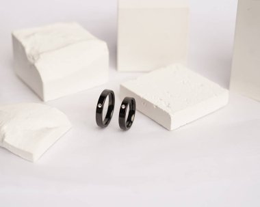 Sosyal medya gösterisi için elmas mücevher yüzüğü. Alyans beyaz taşın üzerinde fotoğraflandı. Mücevher taşlı nişan yüzüğü. Alyanslar parlak beyaz bir arkaplanda izole edilmiş, bulanık odaklı. Altın yüzük..