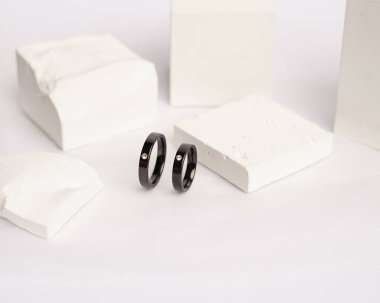 Sosyal medya gösterisi için elmas mücevher yüzüğü. Alyans beyaz taşın üzerinde fotoğraflandı. Mücevher taşlı nişan yüzüğü. Alyanslar parlak beyaz bir arkaplanda izole edilmiş, bulanık odaklı. Altın yüzük..