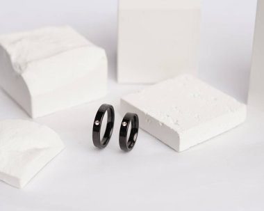 Sosyal medya gösterisi için elmas mücevher yüzüğü. Alyans beyaz taşın üzerinde fotoğraflandı. Mücevher taşlı nişan yüzüğü. Alyanslar parlak beyaz bir arkaplanda izole edilmiş, bulanık odaklı. Altın yüzük..