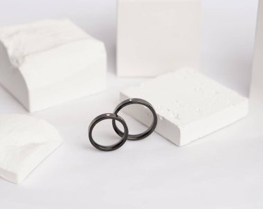 Sosyal medya gösterisi için elmas mücevher yüzüğü. Alyans beyaz taşın üzerinde fotoğraflandı. Mücevher taşlı nişan yüzüğü. Alyanslar parlak beyaz bir arkaplanda izole edilmiş, bulanık odaklı. Altın yüzük..