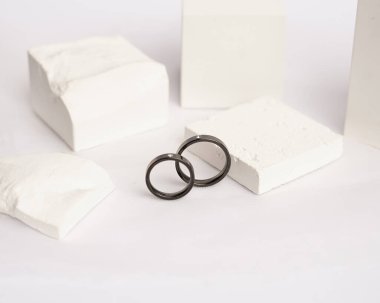 Sosyal medya gösterisi için elmas mücevher yüzüğü. Alyans beyaz taşın üzerinde fotoğraflandı. Mücevher taşlı nişan yüzüğü. Alyanslar parlak beyaz bir arkaplanda izole edilmiş, bulanık odaklı. Altın yüzük..