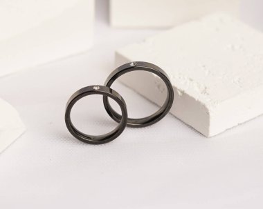 Sosyal medya gösterisi için elmas mücevher yüzüğü. Alyans beyaz taşın üzerinde fotoğraflandı. Mücevher taşlı nişan yüzüğü. Alyanslar parlak beyaz bir arkaplanda izole edilmiş, bulanık odaklı. Altın yüzük..