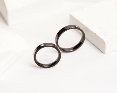 Sosyal medya gösterisi için elmas mücevher yüzüğü. Alyans beyaz taşın üzerinde fotoğraflandı. Mücevher taşlı nişan yüzüğü. Alyanslar parlak beyaz bir arkaplanda izole edilmiş, bulanık odaklı. Altın yüzük..