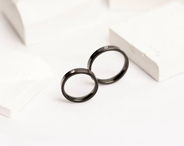 Sosyal medya gösterisi için elmas mücevher yüzüğü. Alyans beyaz taşın üzerinde fotoğraflandı. Mücevher taşlı nişan yüzüğü. Alyanslar parlak beyaz bir arkaplanda izole edilmiş, bulanık odaklı. Altın yüzük..