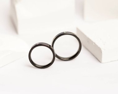 Sosyal medya gösterisi için elmas mücevher yüzüğü. Alyans beyaz taşın üzerinde fotoğraflandı. Mücevher taşlı nişan yüzüğü. Alyanslar parlak beyaz bir arkaplanda izole edilmiş, bulanık odaklı. Altın yüzük..