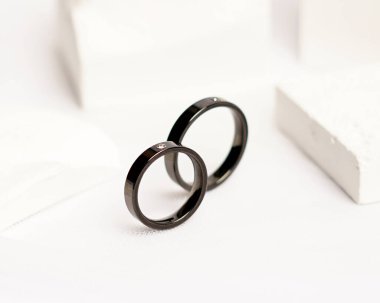 Sosyal medya gösterisi için elmas mücevher yüzüğü. Alyans beyaz taşın üzerinde fotoğraflandı. Mücevher taşlı nişan yüzüğü. Alyanslar parlak beyaz bir arkaplanda izole edilmiş, bulanık odaklı. Altın yüzük..