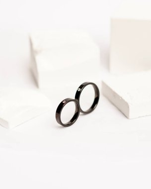 Sosyal medya gösterisi için elmas mücevher yüzüğü. Alyans beyaz taşın üzerinde fotoğraflandı. Mücevher taşlı nişan yüzüğü. Alyanslar parlak beyaz bir arkaplanda izole edilmiş, bulanık odaklı. Altın yüzük..