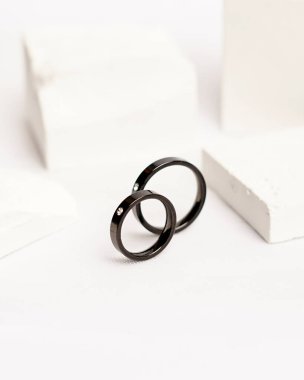 Sosyal medya gösterisi için elmas mücevher yüzüğü. Alyans beyaz taşın üzerinde fotoğraflandı. Mücevher taşlı nişan yüzüğü. Alyanslar parlak beyaz bir arkaplanda izole edilmiş, bulanık odaklı. Altın yüzük..