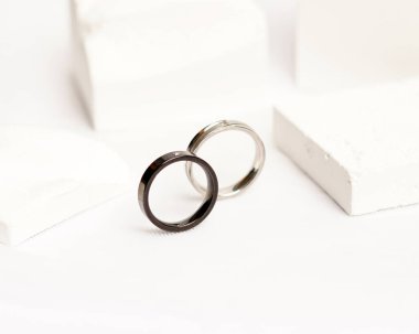 Sosyal medya gösterisi için elmas mücevher yüzüğü. Alyans beyaz taşın üzerinde fotoğraflandı. Mücevher taşlı nişan yüzüğü. Alyanslar parlak beyaz bir arkaplanda izole edilmiş, bulanık odaklı. Altın yüzük..