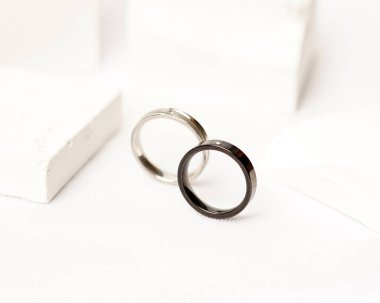 Sosyal medya gösterisi için elmas mücevher yüzüğü. Alyans beyaz taşın üzerinde fotoğraflandı. Mücevher taşlı nişan yüzüğü. Alyanslar parlak beyaz bir arkaplanda izole edilmiş, bulanık odaklı. Altın yüzük..